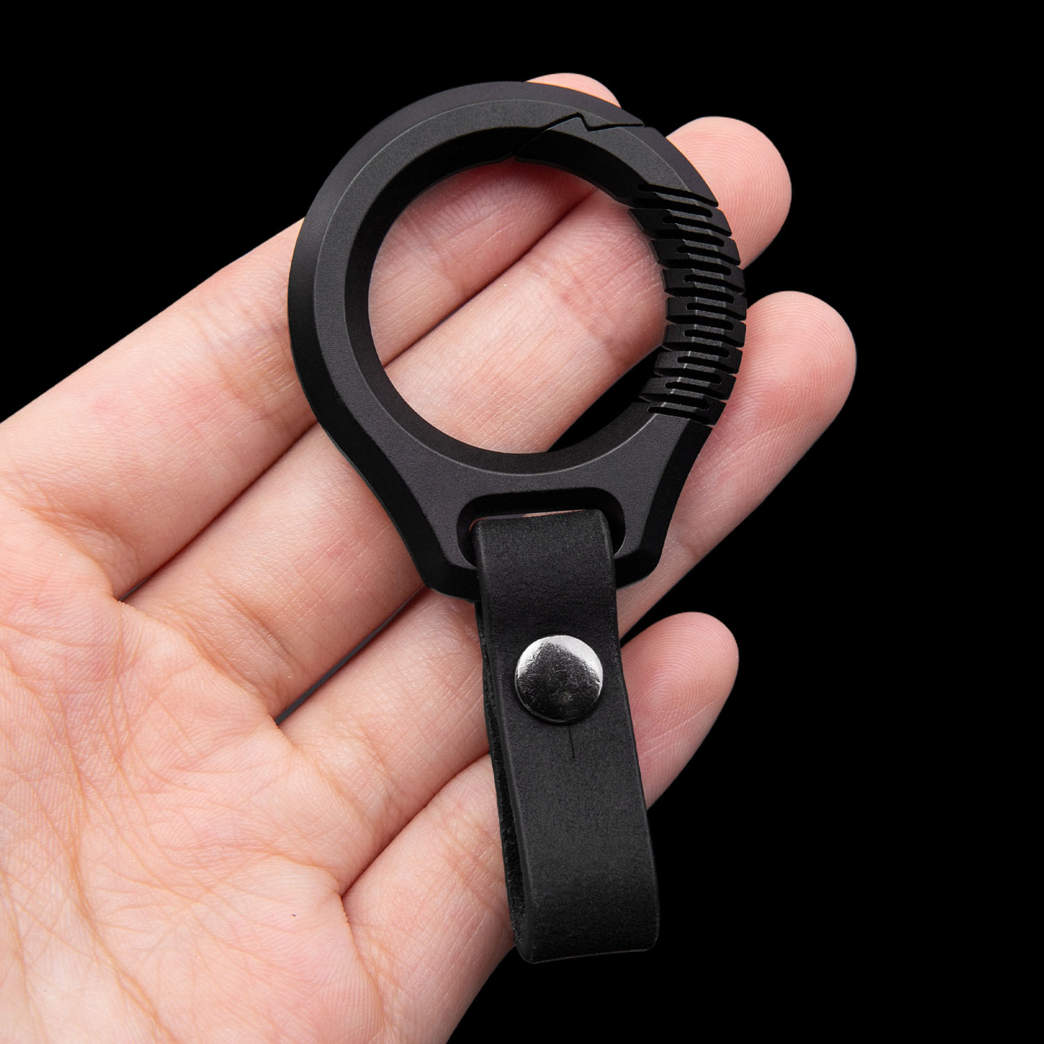 Black Titanium Key Chain Luxur - огляд і ціна Leatherwork Ruler